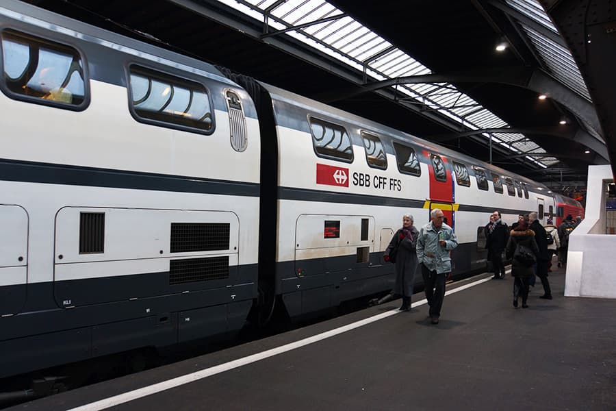 スイス国鉄駅の出発列車ボード