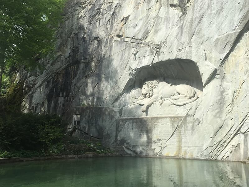 嘆きのライオン像