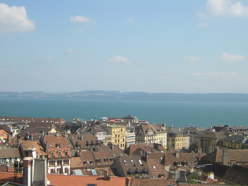ヌーシャテル城からヌーシャテル湖を望む