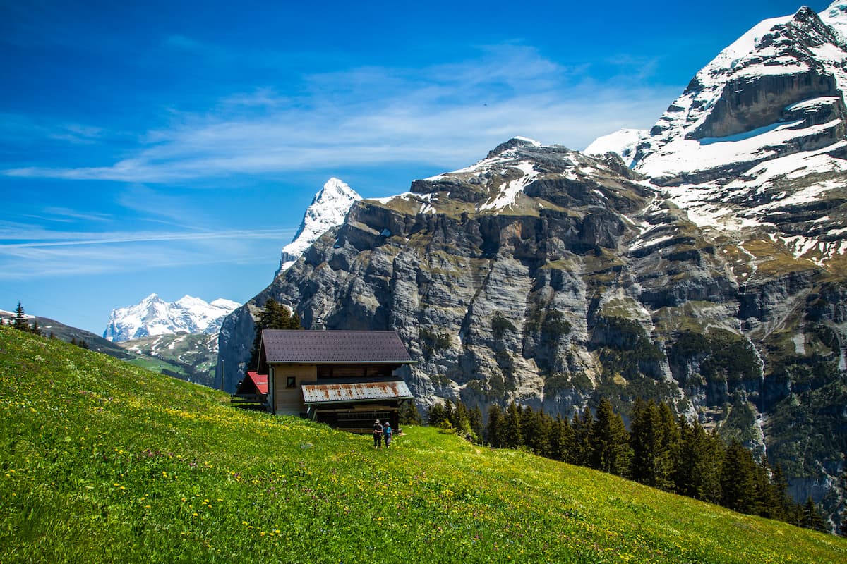 スイスでハイキングを楽しむ
